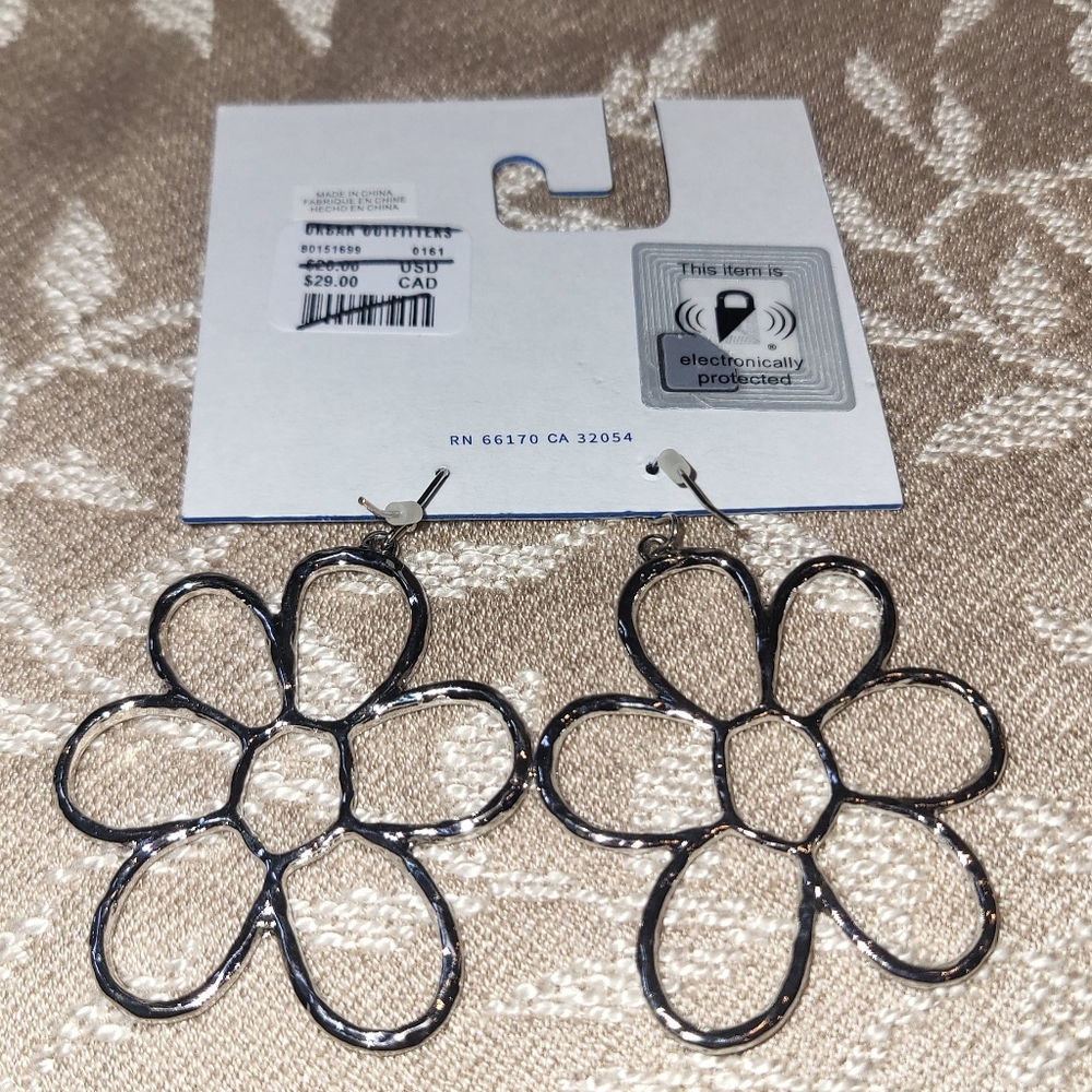 Urban Outfitters Silver Flower Earrings NWT - Picture 4 of 4